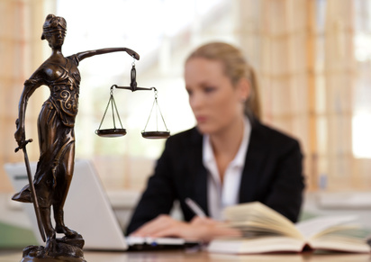 Geert Wilders bleibt straffrei Justitia im Vordergrund einer Frau
